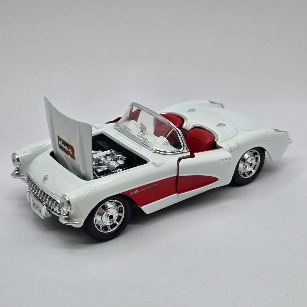 Bburago 1957 Chevrolet Corvette 1/24 Diecast Model Car White Red Made in Italy